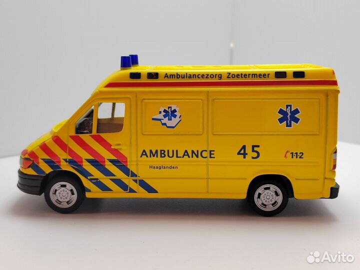 Mercedes-Benz Sprinter Ambulance(cararama) 1/43