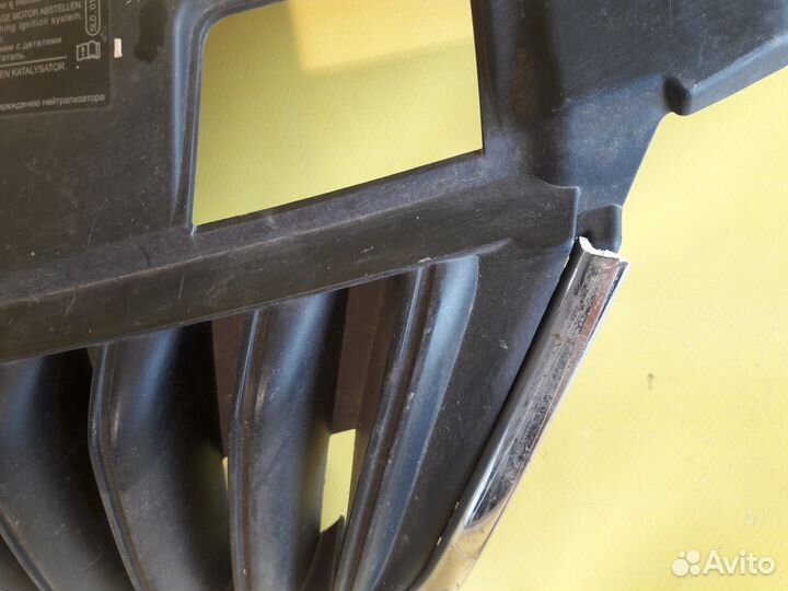 Решетка радиатора Шкода Фабия 2 Румстер 5J0853668