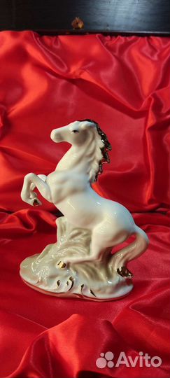 Статуэтка фарфоровая 