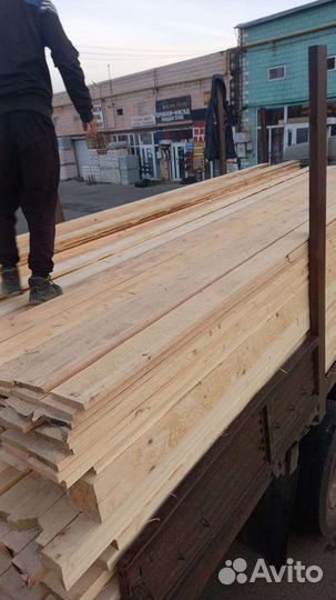 Рабочие на пила раму