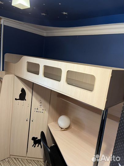 Детская кровать со столом и шкафом
