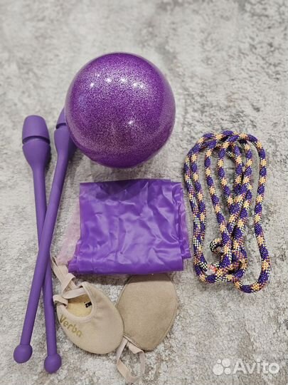 Булавы, скакалка, мяч