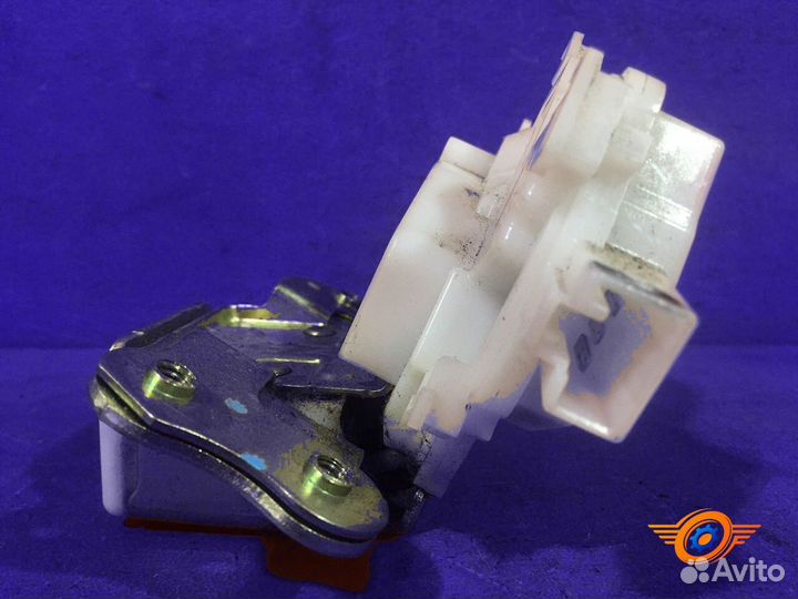 Замок двери багажника задний Mitsubishi Outlander