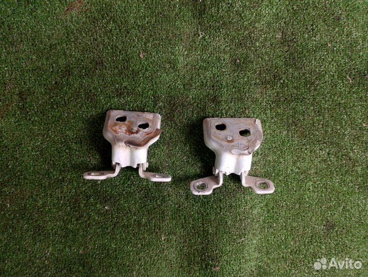 Петля двери передняя правая Renault Logan 1.6 2017