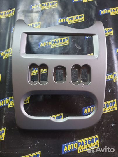 Центральная консоль Рено Сандеро 1