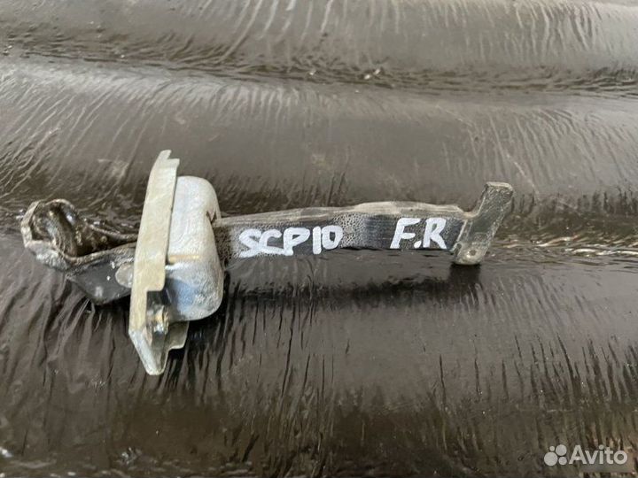 Доводчик двери передний правый Toyota Vitz SCP10