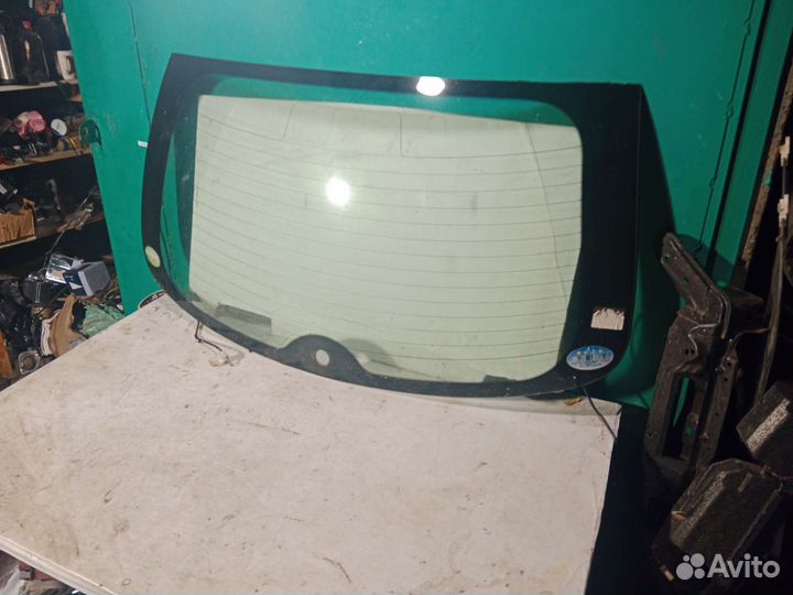 Стекло крышки багажника Nissan Micra K12