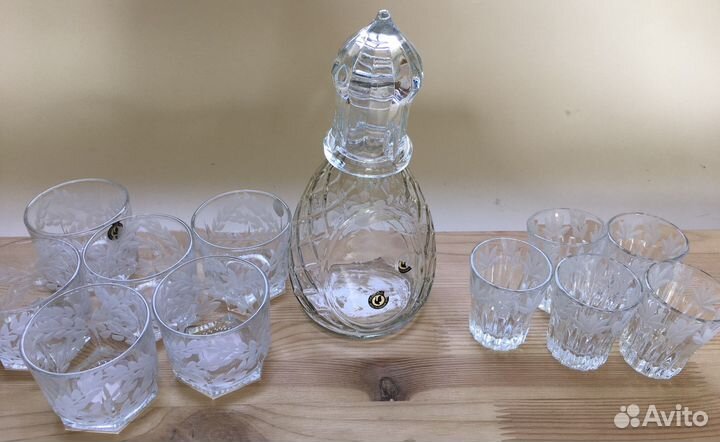 Графин с рюмками и стопками