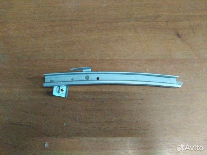 Направляющая стекла передняя правая Mitsubishi