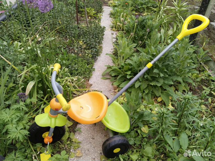 Детский трехколесный велосипед с ручкой