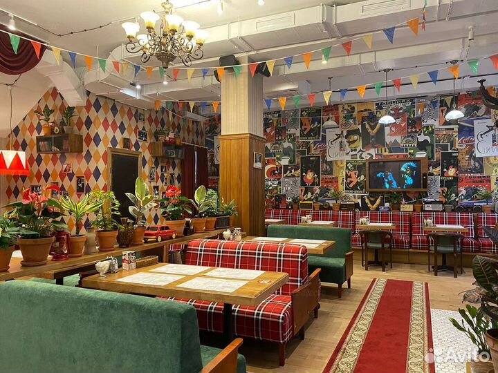 Официант В кафе 