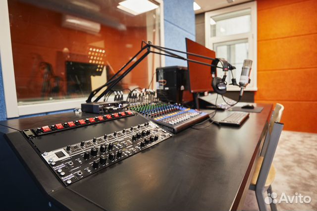 Почасовая аренда студии звукозаписи; запись голоса