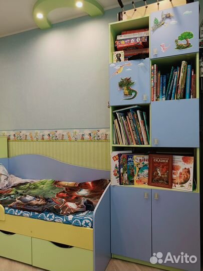 Комплект детской мебели. Кро-вать, комод, шкаф