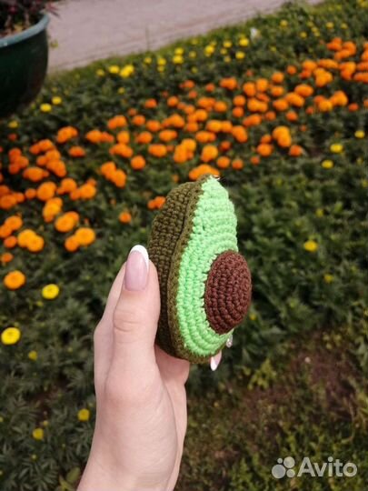 Вязаный брелок авокадо. Игрушки для детей