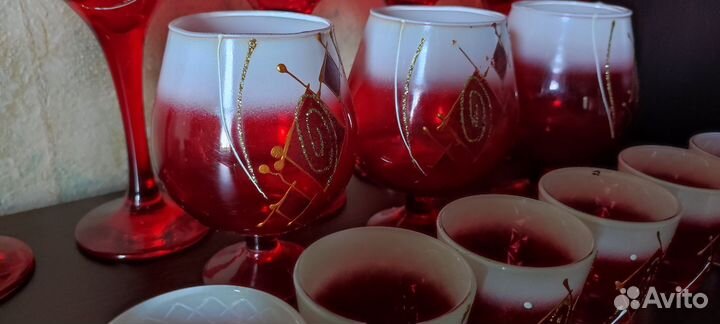 Яркий набор хрустальных рюмок, бокалов и фужеров