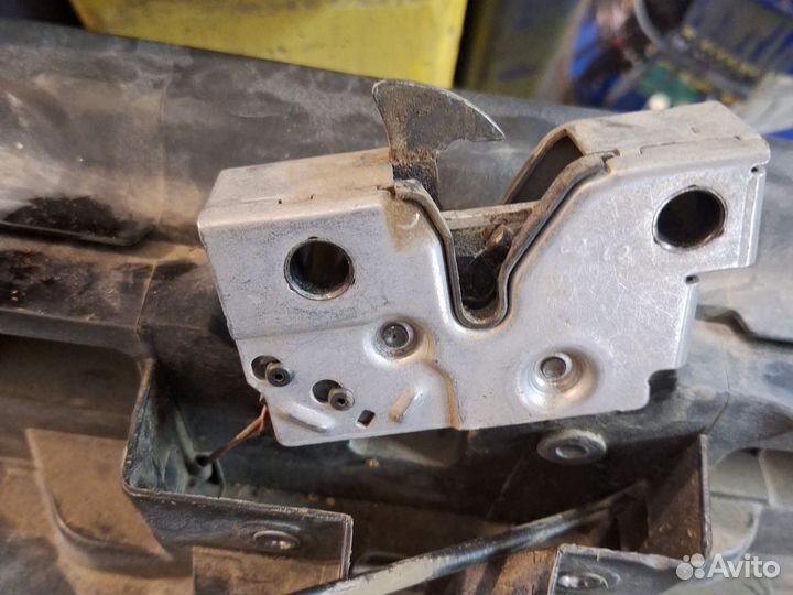 Замок капота.Skoda octavia а7