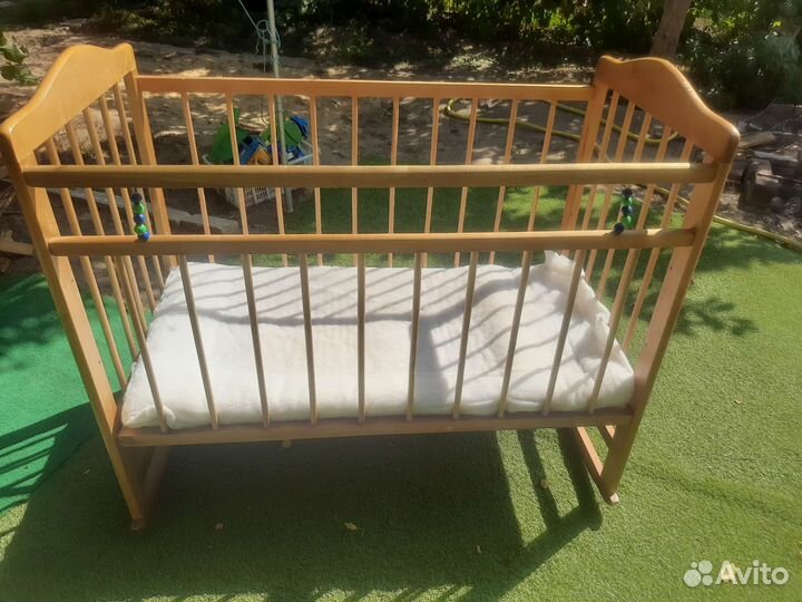 Детская кроватка с маятником