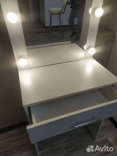 Гримерный стол с лампочками