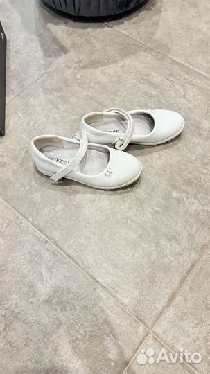 Белые лаковые туфли