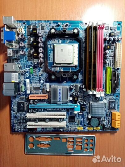 Материнская плата AM2 с процессором и памятью