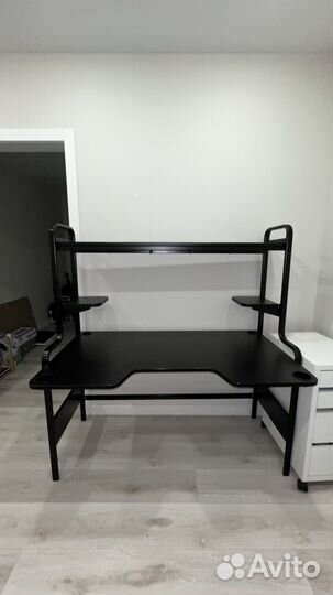 Компьютерный стол IKEA fredde