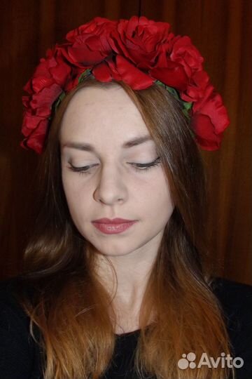 Ободок с красными розами