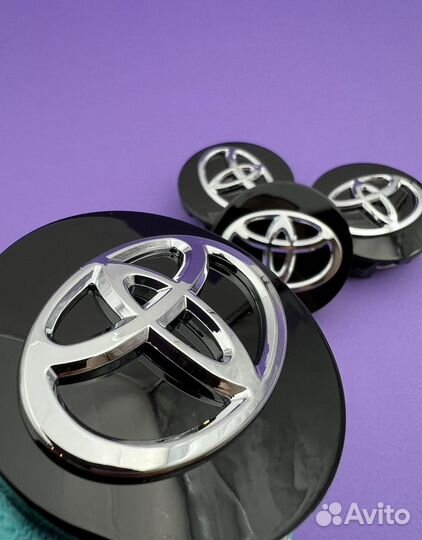 Колпачки 4 шт литые диски эмблема Toyota чёрные 62