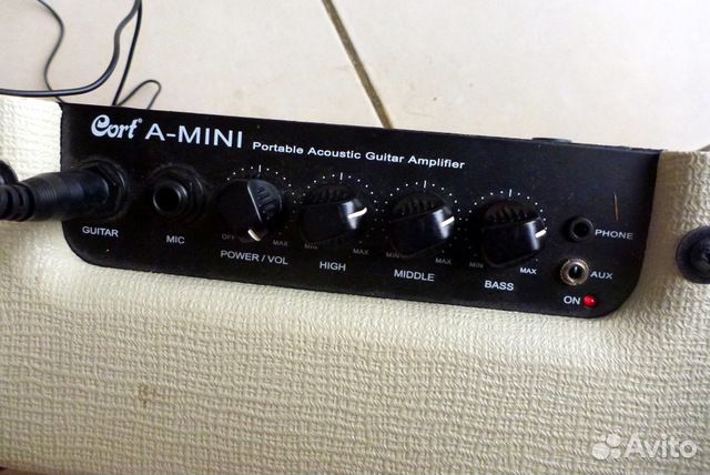 Комбоусилитель на батарейках Cort A-mini