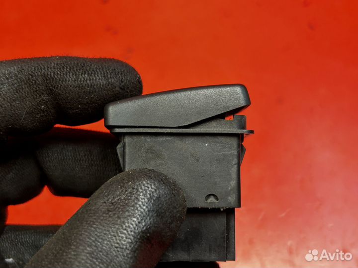 Кнопка стеклоподъемника багажника Freelander 1