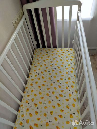 Детская кроватка с маятником