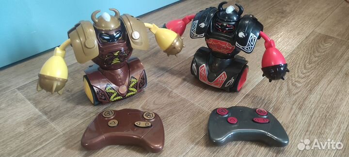 Боевые роботы на пульте управления ycoo