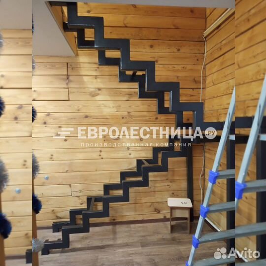 Лестница на металлическом каркасе в дом/ в коттедж