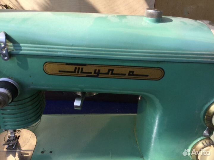 Электрическая швейная машинка