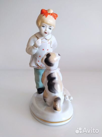 Фарфоровая статуэтка 