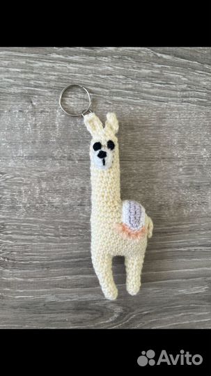 Вязаная игрушка брелок (лама)