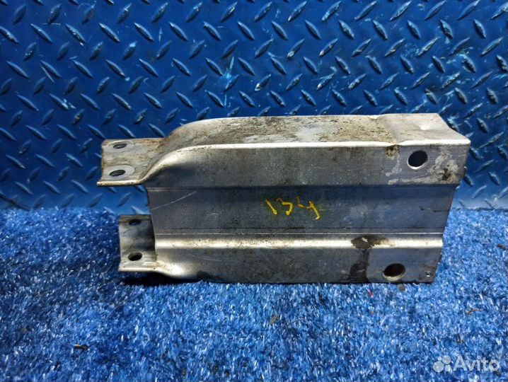 Кронштейн усилителя бампера передний левый