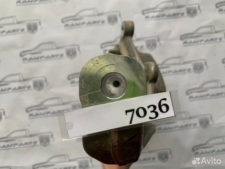 Кулак поворотный левый