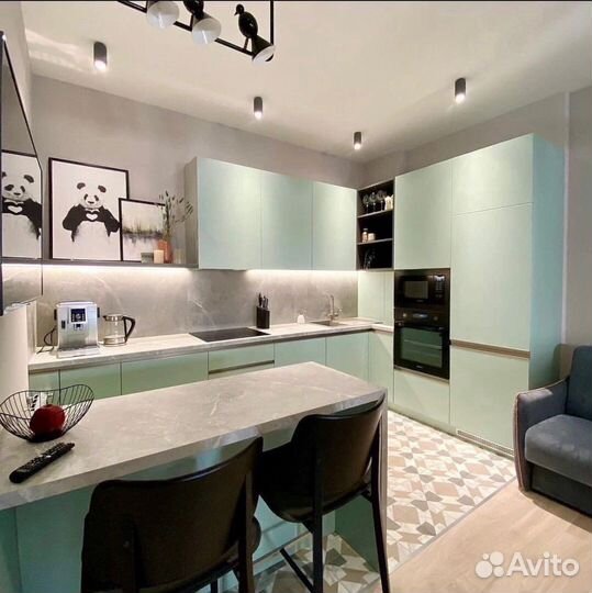 Светлая угловая кухня с техникой в подарок