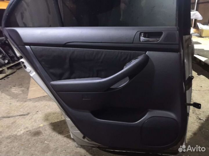 Обшивка двери задняя L/R Toyota Avensis T250