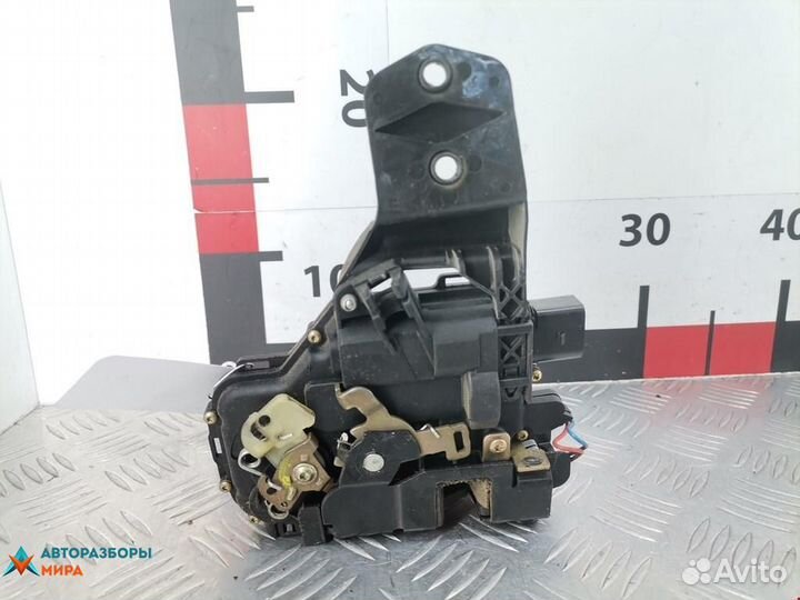 Замок двери передней левой Volkswagen Passat B5