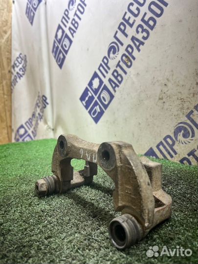 Скоба суппорта передняя левая LADA Priora хэтчбэк