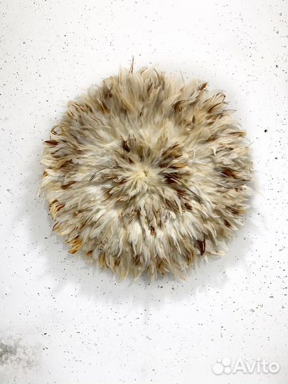 Декор на стену из перьев Камерунская шляпа