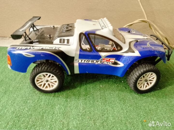 На радиоуправлении машинка