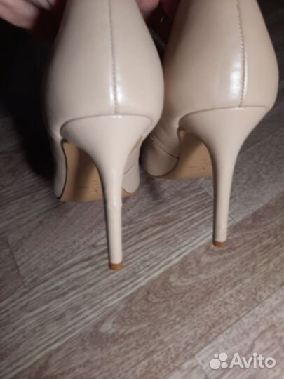 Туфли бежевые на каблуке 39-40