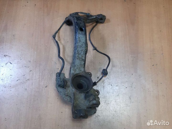 Кулак поворотный правый Ауди A4 А6 VW passat