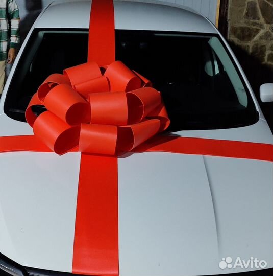 Большой бант с лентами на подарок или машину