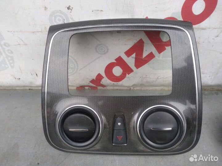 Рамка магнитолы Renault Sandero Stepway 1.5 K9K