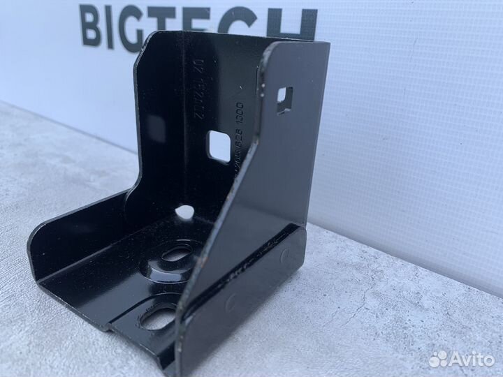 Кронштейн панели Mercedes W205 A2056261300