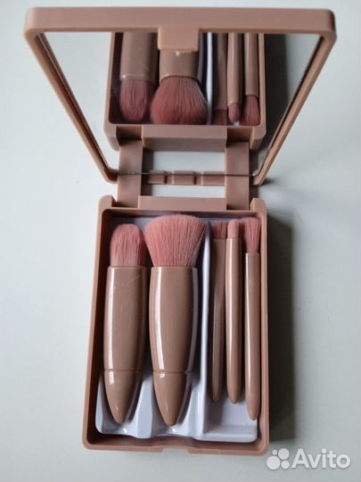 Кисти для макияжа в футляре с зеркалом