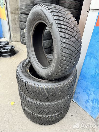 Goodyear Ultragrip Ice Arctic 215/65 R16 98T